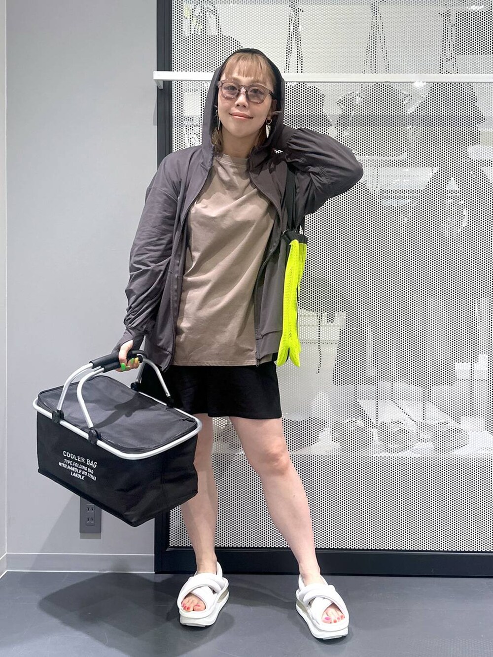 イエロー系のトートバッグ、ブラック系のアウトドアグッズ、その他のピアス(両耳用)を着用したレディースの春コーディネートの3枚目の写真