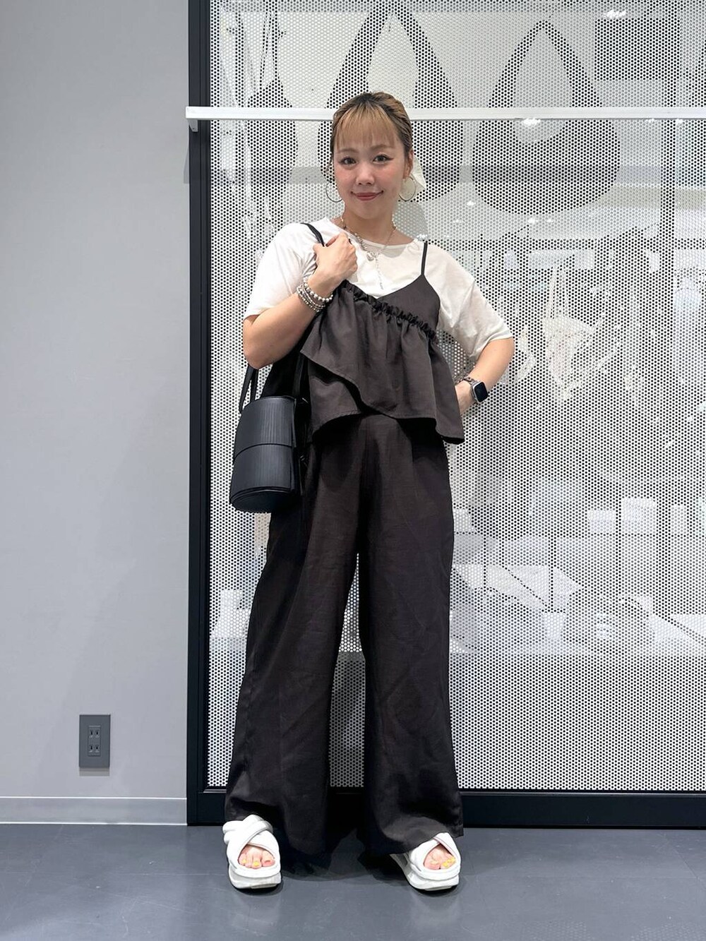 ホワイト系のTシャツ/カットソー、ブラック系のつなぎ/オールインワン、ブラック系のショルダーバッグを着用したレディースの夏コーディネートの4枚目の写真