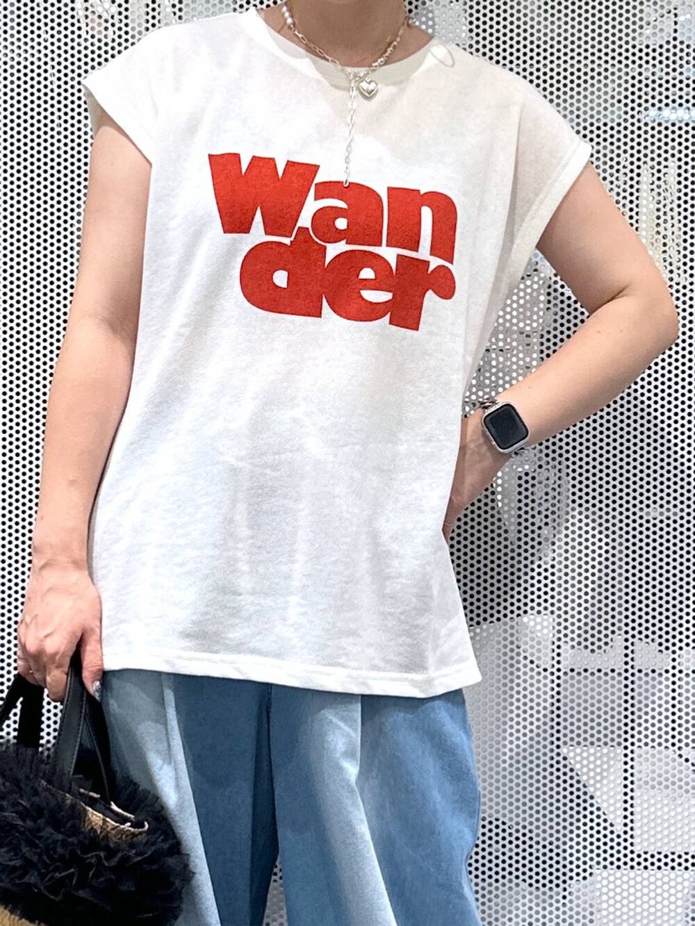 ベージュ系のショルダーバッグ、ブルー系のデニムパンツ、ホワイト系のTシャツ/カットソーを着用したレディースの夏コーディネートの6枚目の写真