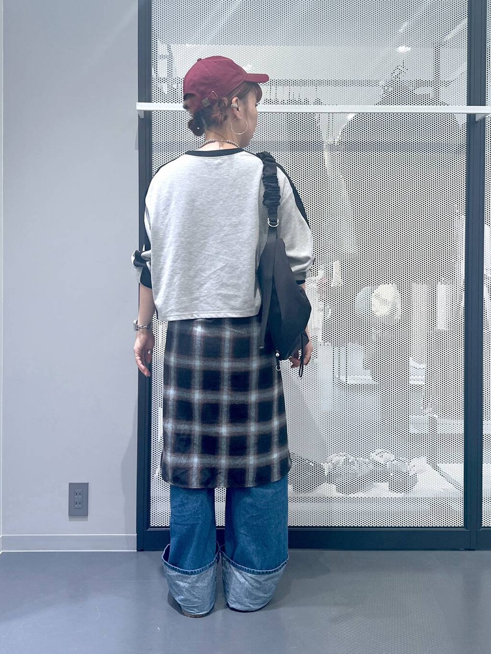 ブラック系のショルダーバッグ、ブルー系のデニムパンツ、ブルー系のシャツ/ブラウスを着用したレディースの秋コーディネートの4枚目の写真