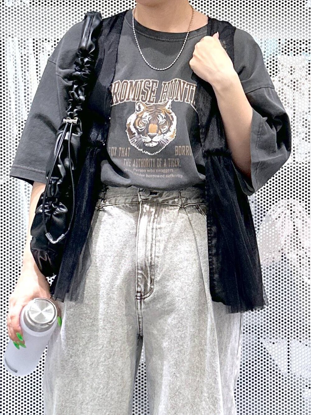 グレー系のデニムパンツ、ブラック系のベスト、グレー系のTシャツ/カットソーを着用したレディースの春コーディネートの4枚目の写真