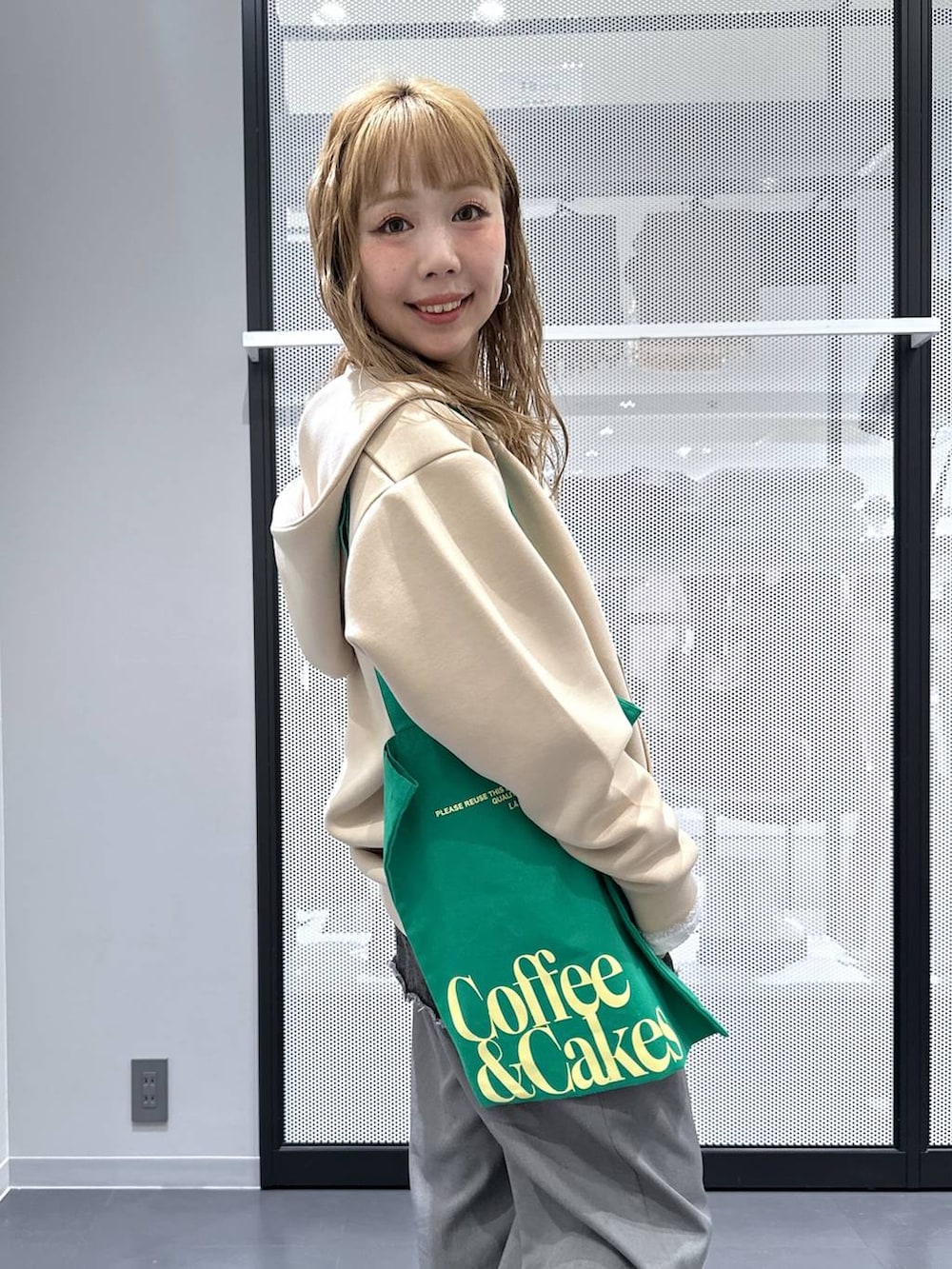 ホワイト系のTシャツ/カットソー、グリーン系のトートバッグ、ベージュ系のその他シューズを着用したレディースの冬コーディネートの6枚目の写真