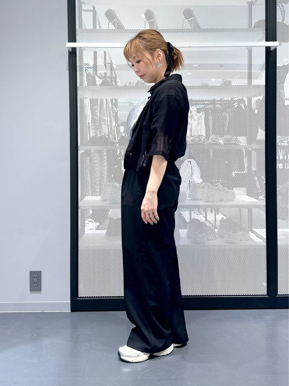 シルバー系のボディバッグ/ウエストポーチ、ブラック系のシャツ/ブラウス、ブラック系のTシャツ/カットソーを着用したレディースの春コーディネートの3枚目の写真