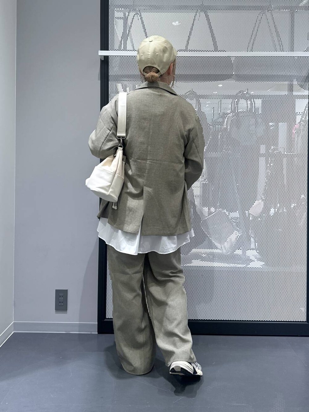 ホワイト系のショルダーバッグ、ブラウン系のその他パンツ、ブラウン系のテーラードジャケットを着用したレディースの秋コーディネートの3枚目の写真