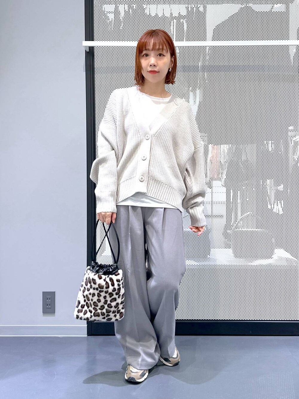 ブラウン系のスニーカー、グレー系のカーディガン/ボレロ、その他のショルダーバッグを着用したレディースの冬コーディネートの8枚目の写真