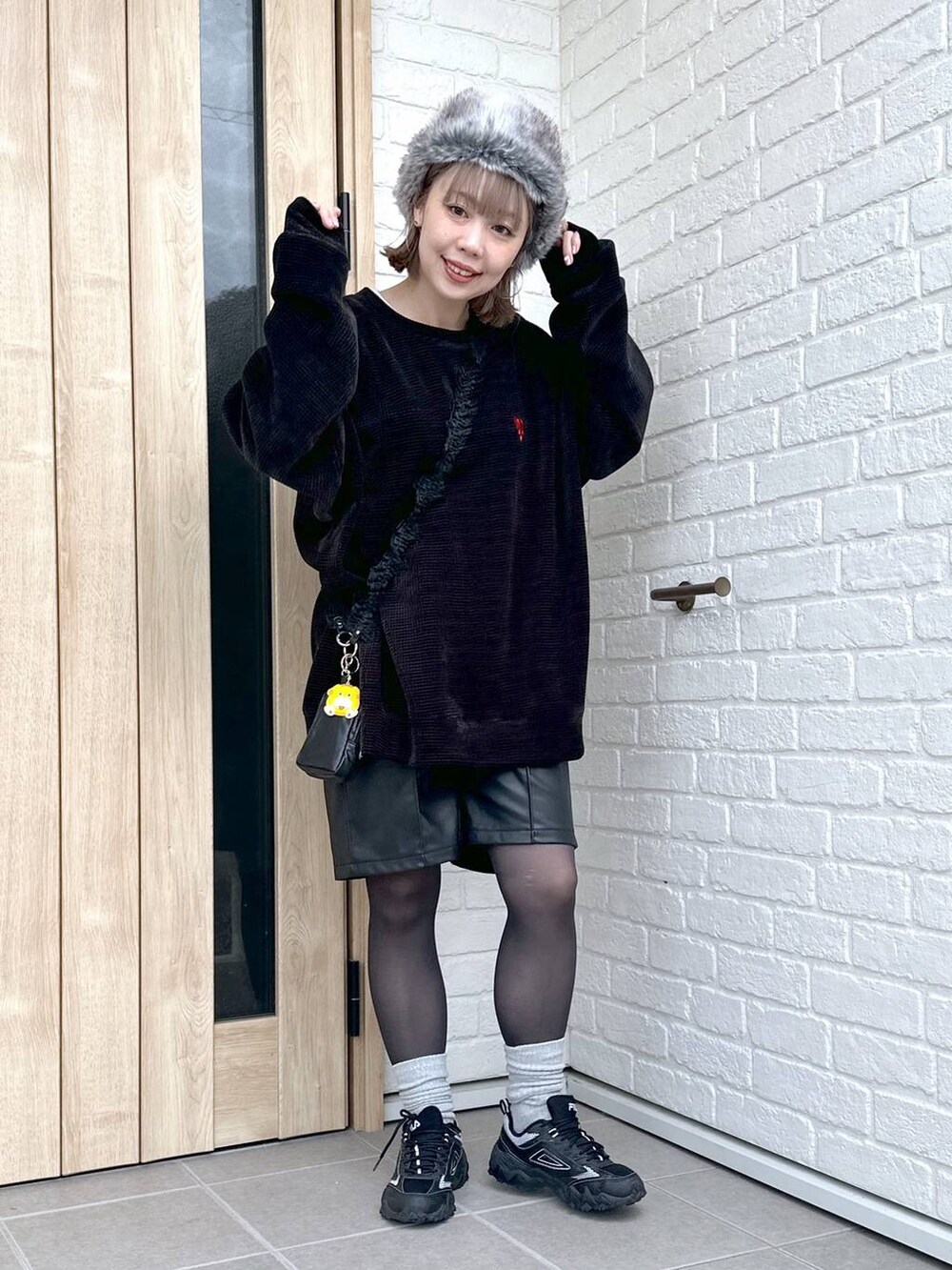 グレー系のスニーカー、ブラック系のその他パンツ、ブラック系のスウェットを着用したレディースの秋コーディネートの5枚目の写真