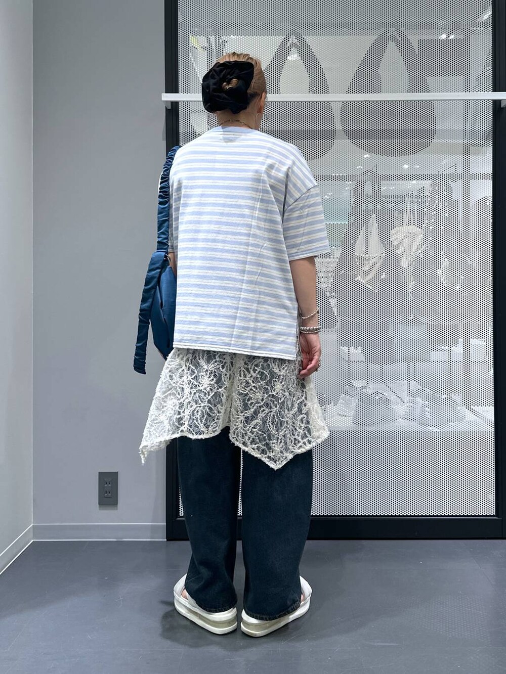 ブルー系のTシャツ/カットソー、ブルー系のデニムパンツ、ベージュ系のチュニックを着用したレディースの夏コーディネートの3枚目の写真