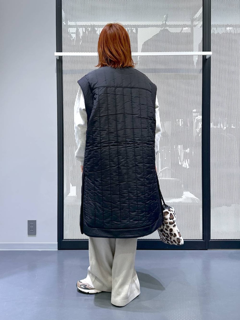 ブラウン系のスニーカー、グレー系のその他パンツ、その他のショルダーバッグを着用したレディースの冬コーディネートの4枚目の写真