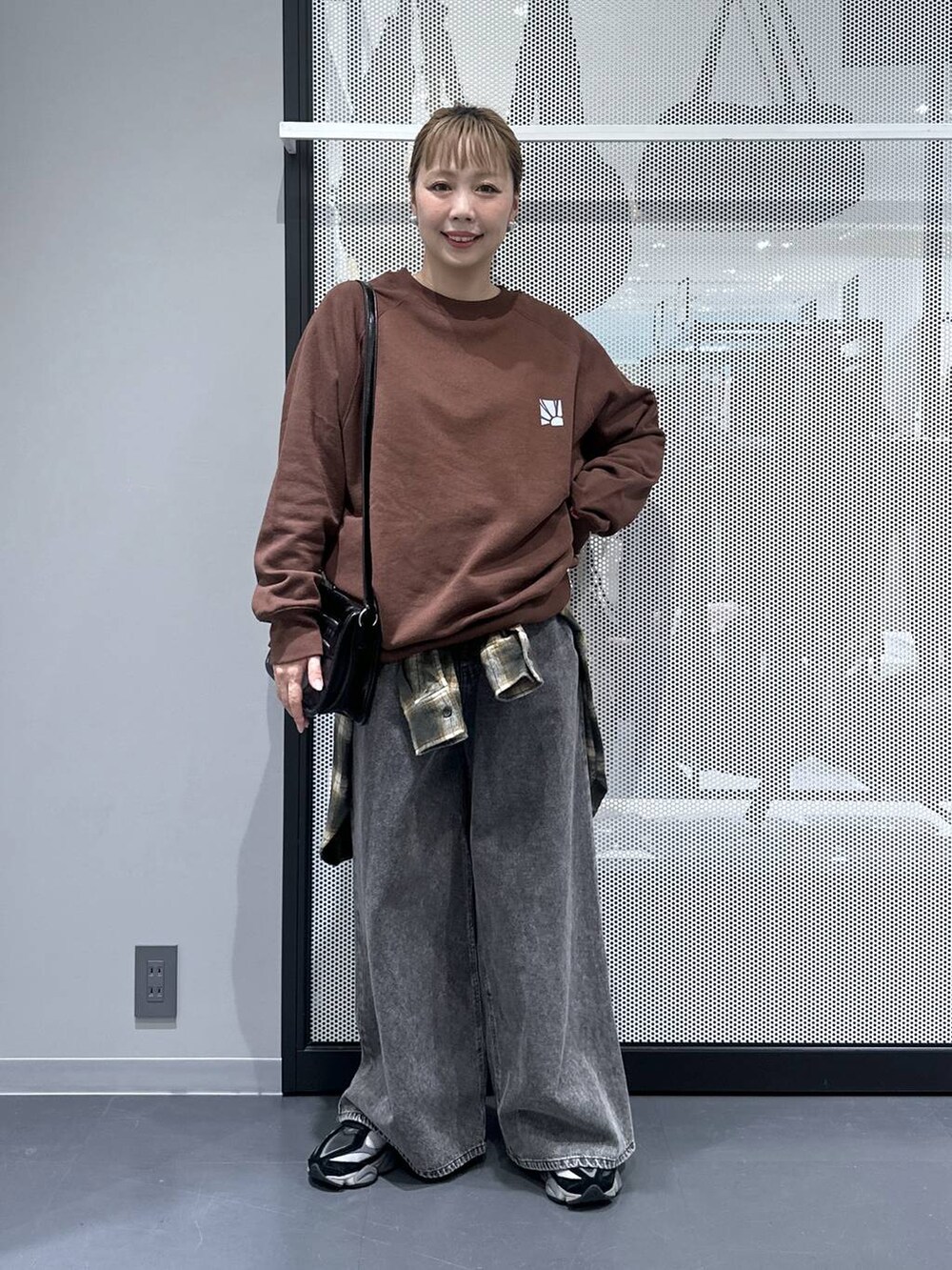 ブラック系のショルダーバッグ、ブラック系のデニムパンツ、グリーン系のシャツ/ブラウスを着用したレディースの秋コーディネートの3枚目の写真