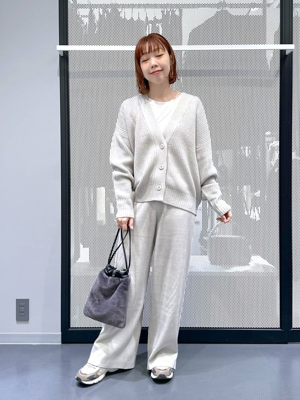 ブラウン系のスニーカー、グレー系のカーディガン/ボレロ、グレー系のその他パンツを着用したレディースの秋コーディネートの8枚目の写真