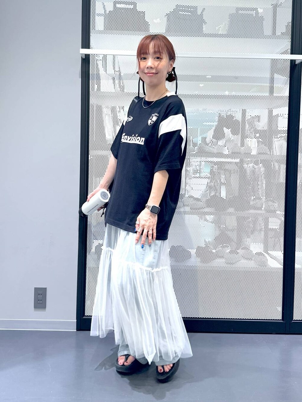 ホワイト系のワンピース、ブラック系のショルダーバッグ、ブラック系のTシャツ/カットソーを着用したレディースの夏コーディネートの2枚目の写真