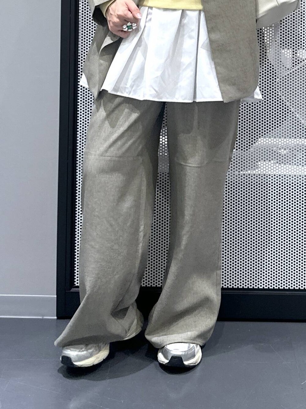 ホワイト系のショルダーバッグ、ブラウン系のその他パンツ、ブラウン系のテーラードジャケットを着用したレディースの秋コーディネートの5枚目の写真