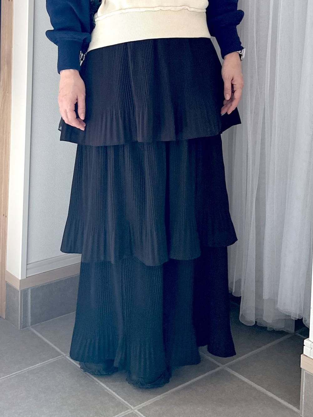 ブラック系のスカート、グレー系のスニーカー、ブルー系のニット/セーターを着用したレディースの秋コーディネートの5枚目の写真