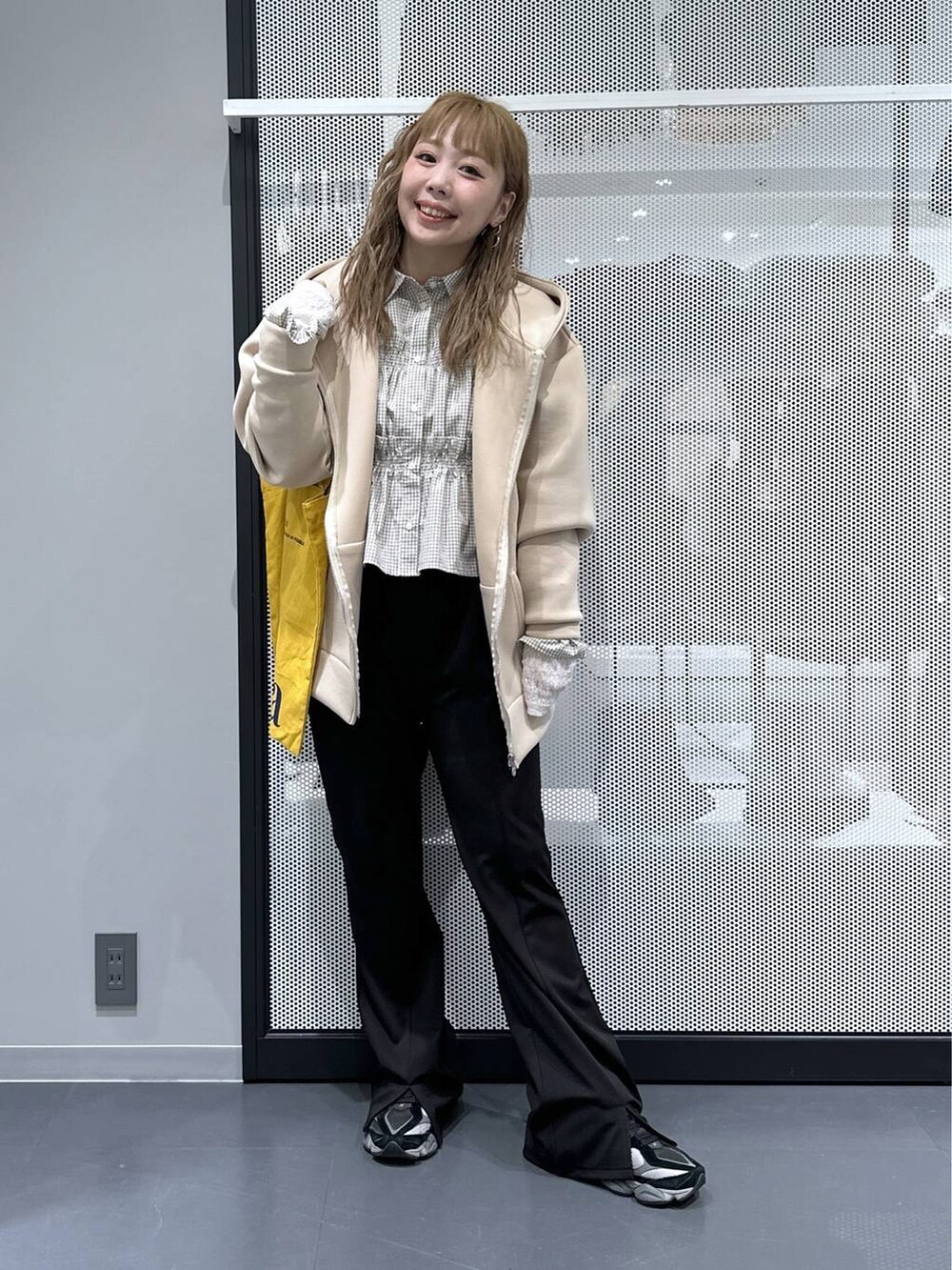 ホワイト系のTシャツ/カットソー、イエロー系のトートバッグ、ブラック系のその他パンツを着用したレディースの春コーディネートの5枚目の写真