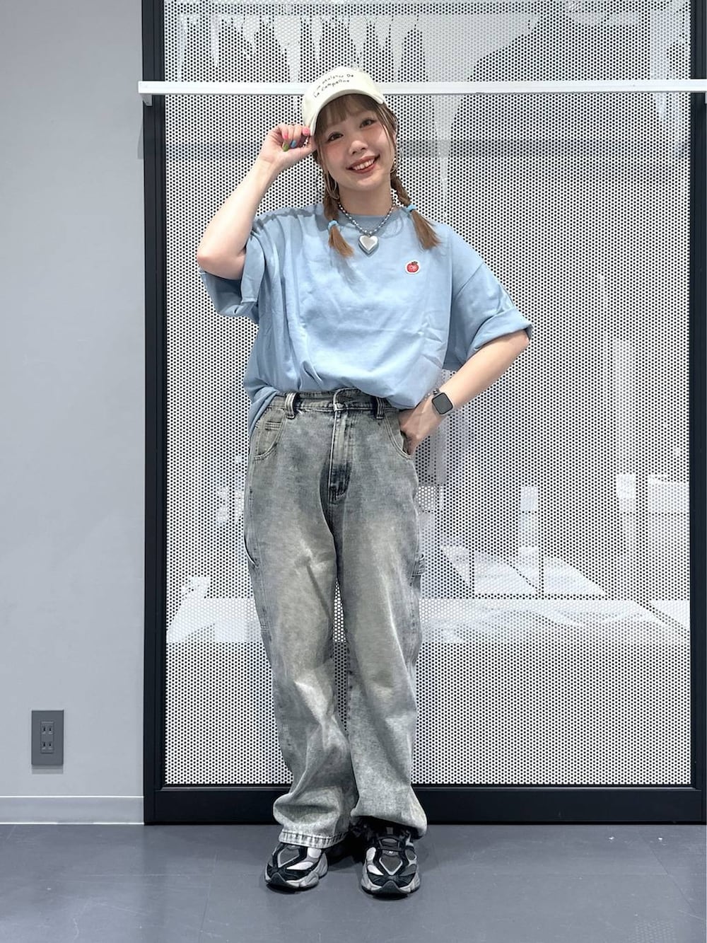 レッド系のトートバッグ、その他のピアス(両耳用)、シルバー系のデジタル腕時計を着用したレディースの夏コーディネートの3枚目の写真