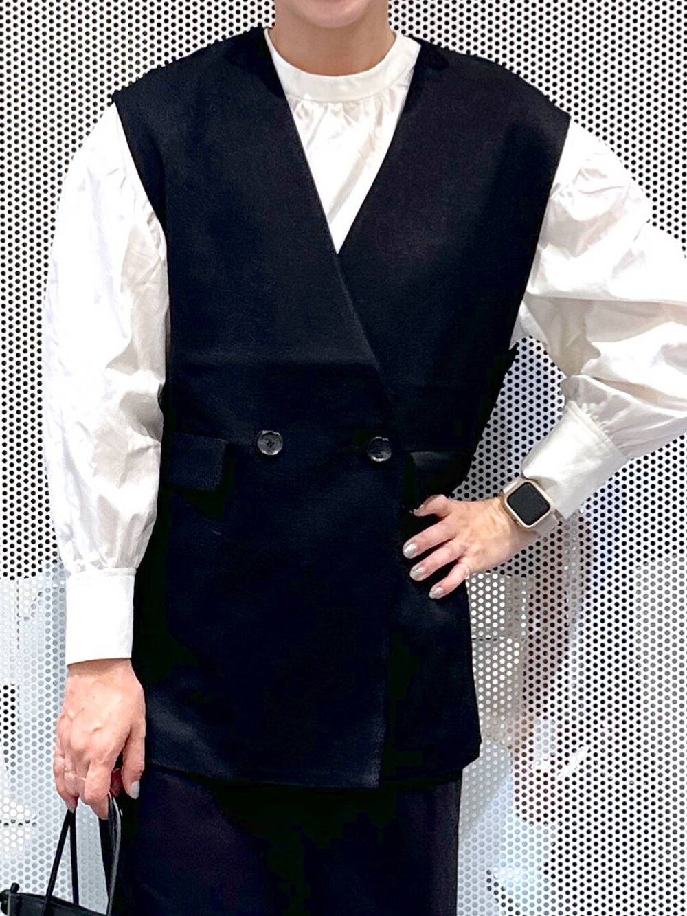 ホワイト系のシャツ/ブラウス、ブラック系のショルダーバッグ、ブラック系のローファーを着用したレディースの冬コーディネートの4枚目の写真