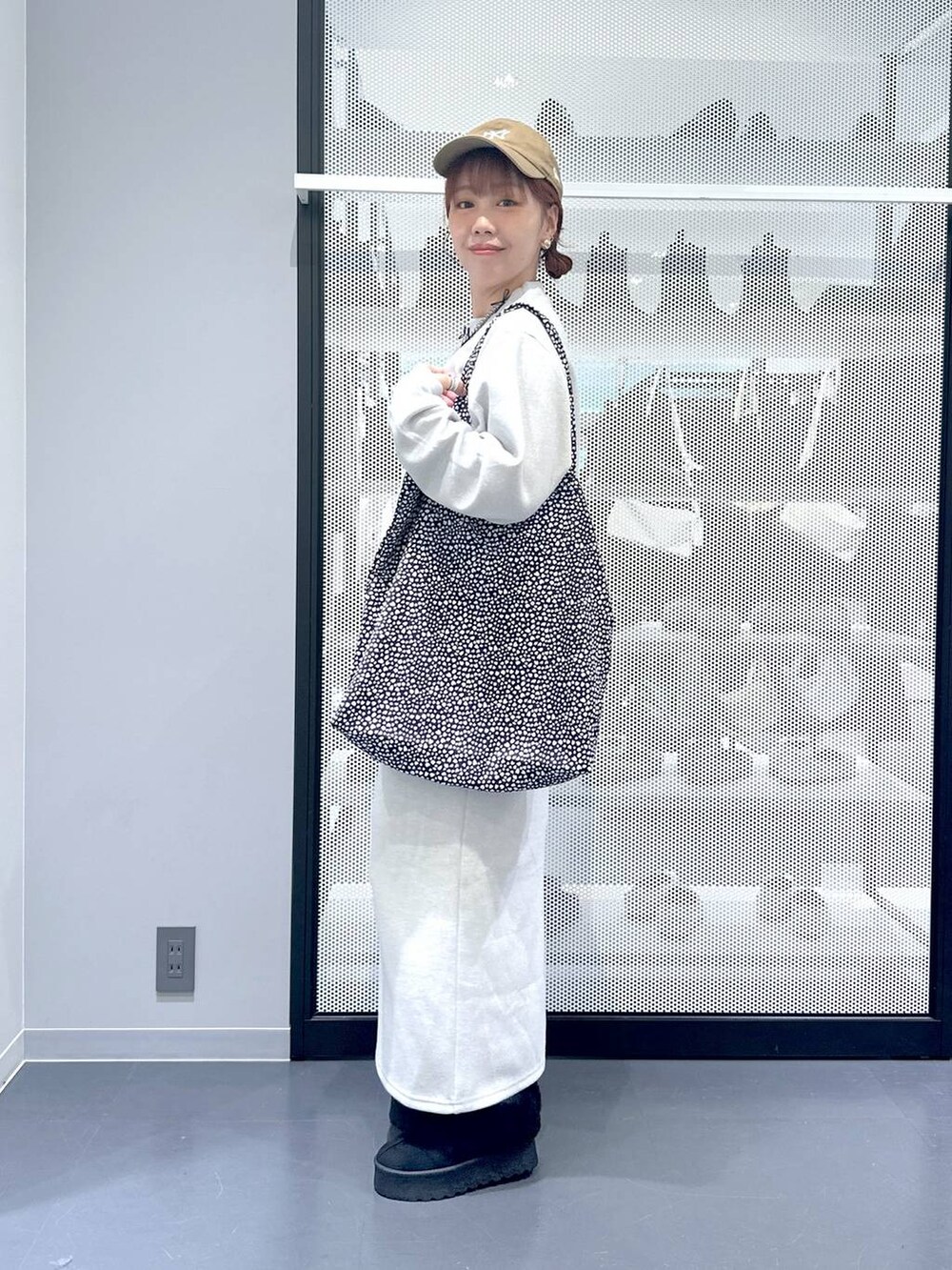 ホワイト系のその他アウター、ベージュ系のトートバッグ、ベージュ系のスウェットを着用したレディースの秋コーディネートの3枚目の写真