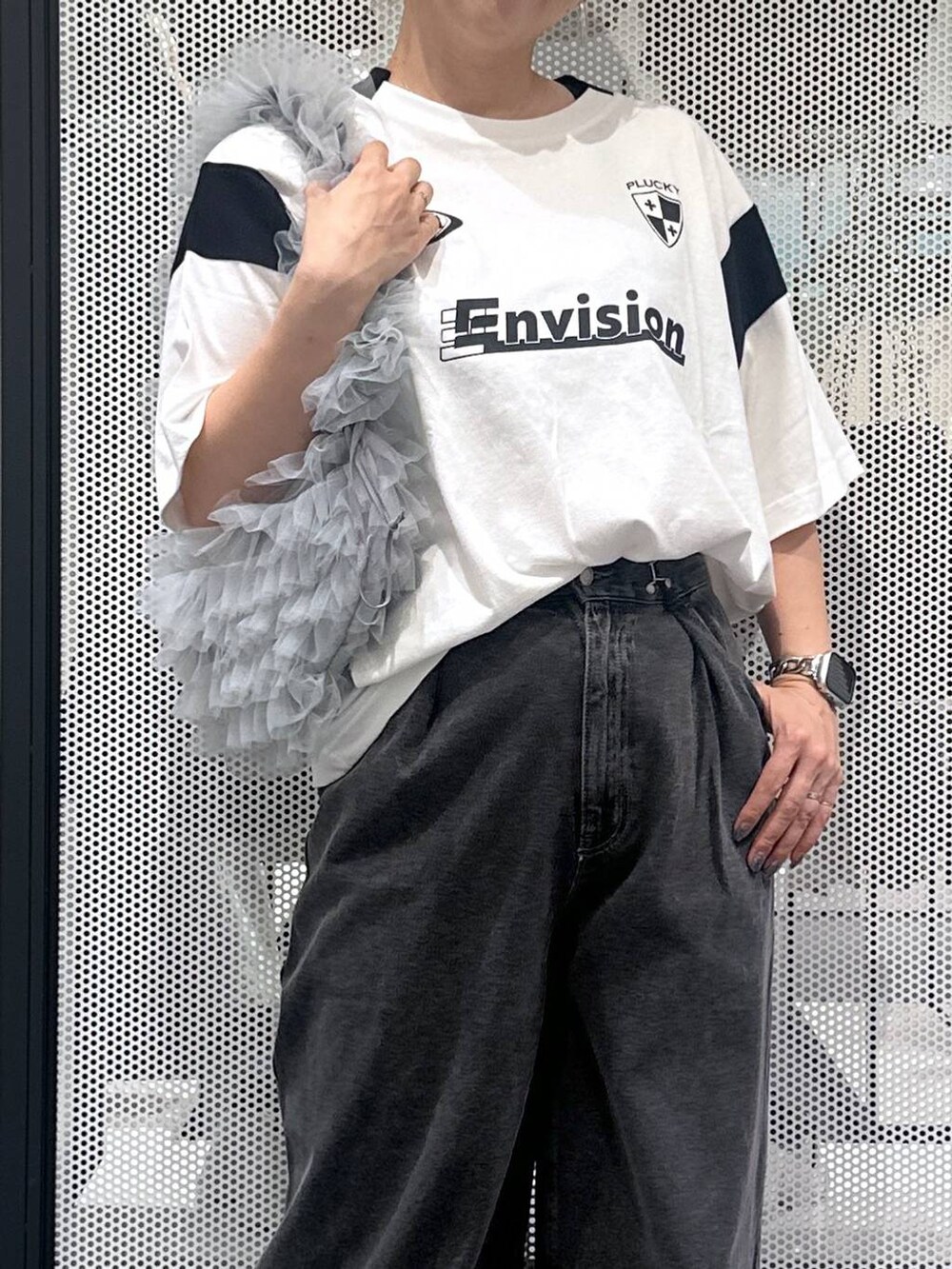 ホワイト系のTシャツ/カットソー、グレー系のショルダーバッグ、ブラック系のデニムパンツを着用したレディースの夏コーディネートの5枚目の写真