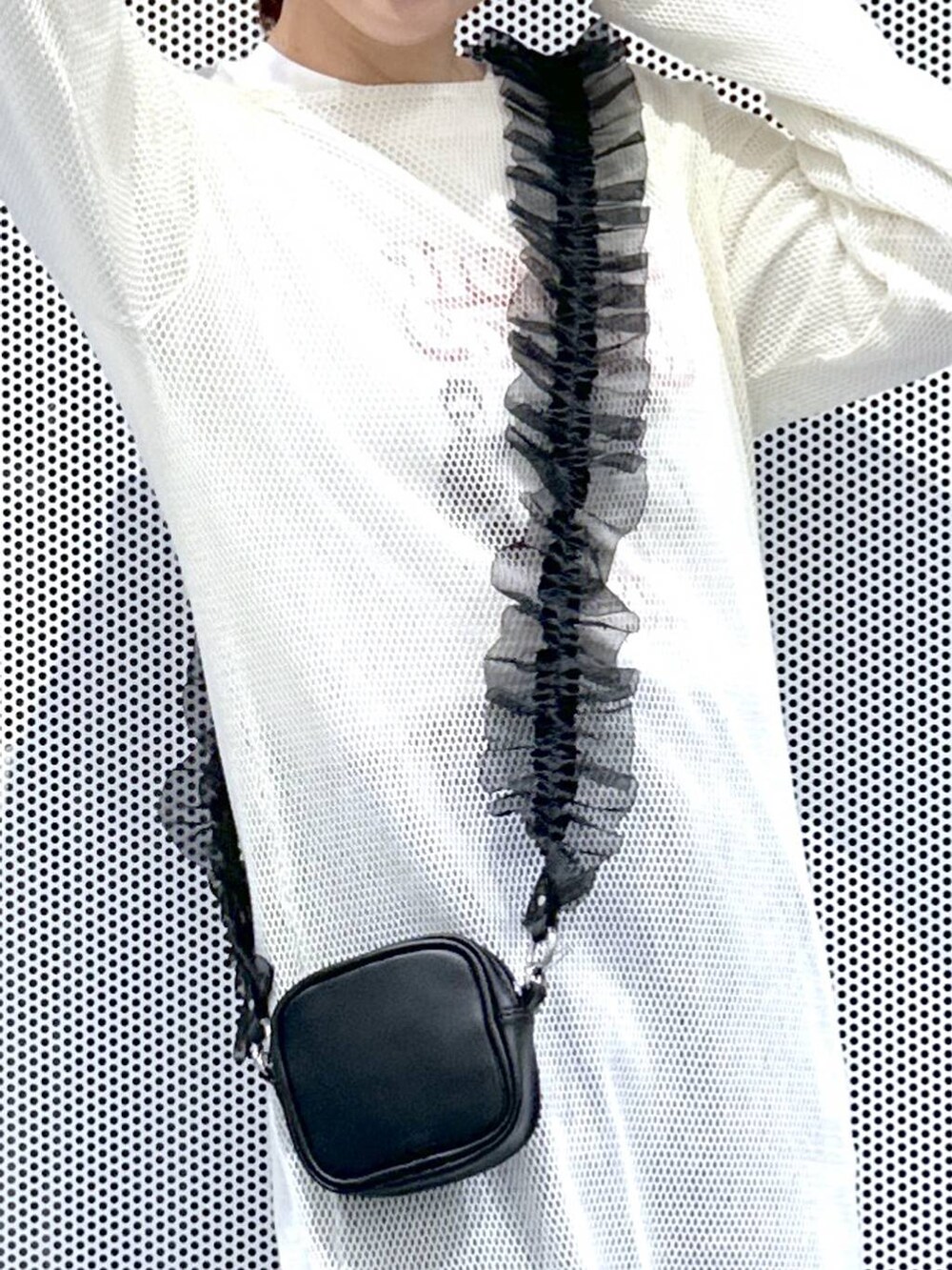 ブルー系のデニムパンツ、ホワイト系のワンピース、ブラック系のバレエシューズを着用したレディースの春コーディネートの2枚目の写真