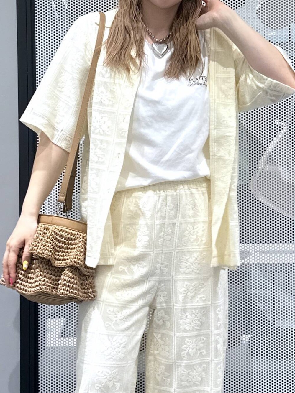 ベージュ系のショルダーバッグ、ホワイト系のTシャツ/カットソー、ベージュ系のその他パンツを着用したレディースの春コーディネートの3枚目の写真