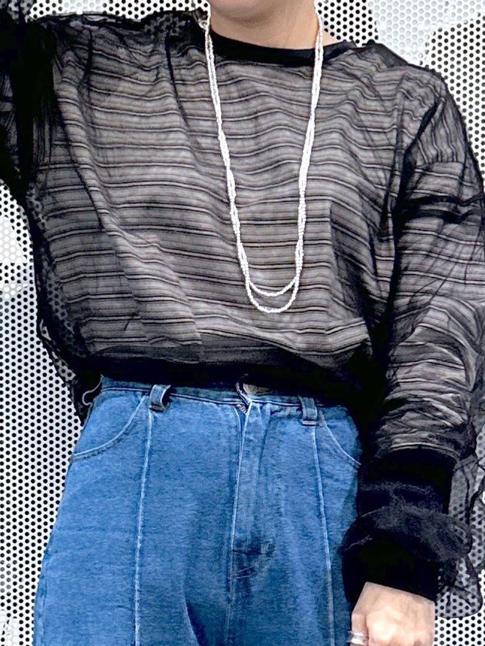 ブルー系のデニムパンツ、その他のショルダーバッグ、ブラック系のシャツ/ブラウスを着用したレディースの春コーディネートの4枚目の写真