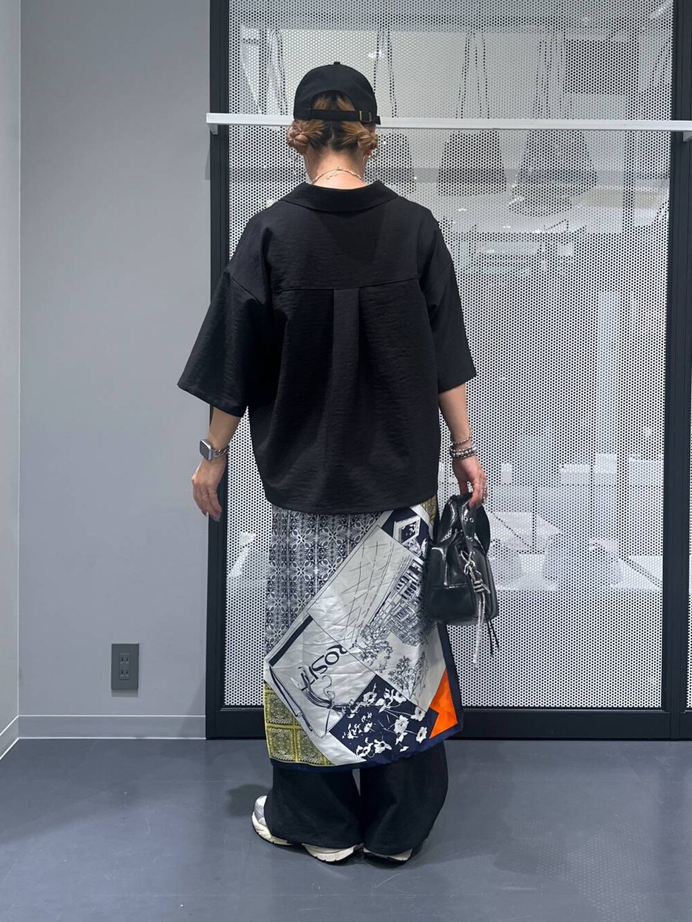 ブラック系のその他パンツ、ブラック系のシャツ/ブラウス、ブラック系のショルダーバッグを着用したレディースの夏コーディネートの3枚目の写真