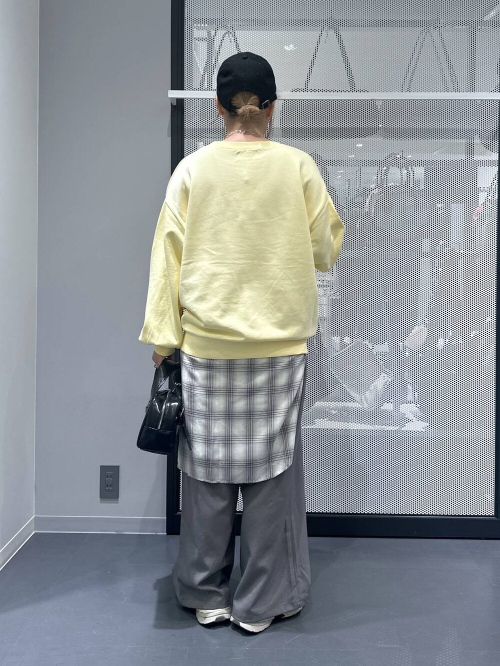 ブラック系のショルダーバッグ、グレー系のシャツ/ブラウス、グレー系のその他パンツを着用したレディースの秋コーディネートの3枚目の写真