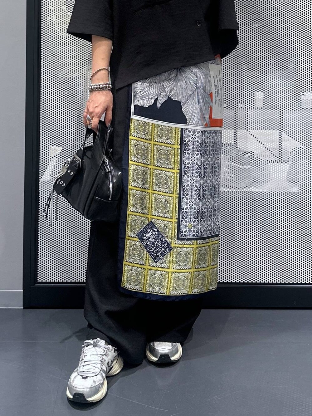 ブラック系のその他パンツ、ブラック系のシャツ/ブラウス、ブラック系のショルダーバッグを着用したレディースの夏コーディネートの5枚目の写真