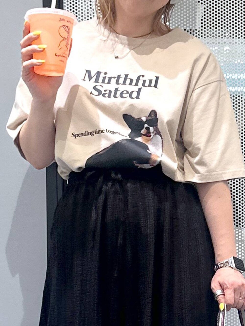 ブラック系のトートバッグ、ブラック系のその他パンツ、ベージュ系のTシャツ/カットソーを着用したレディースの春コーディネートの4枚目の写真