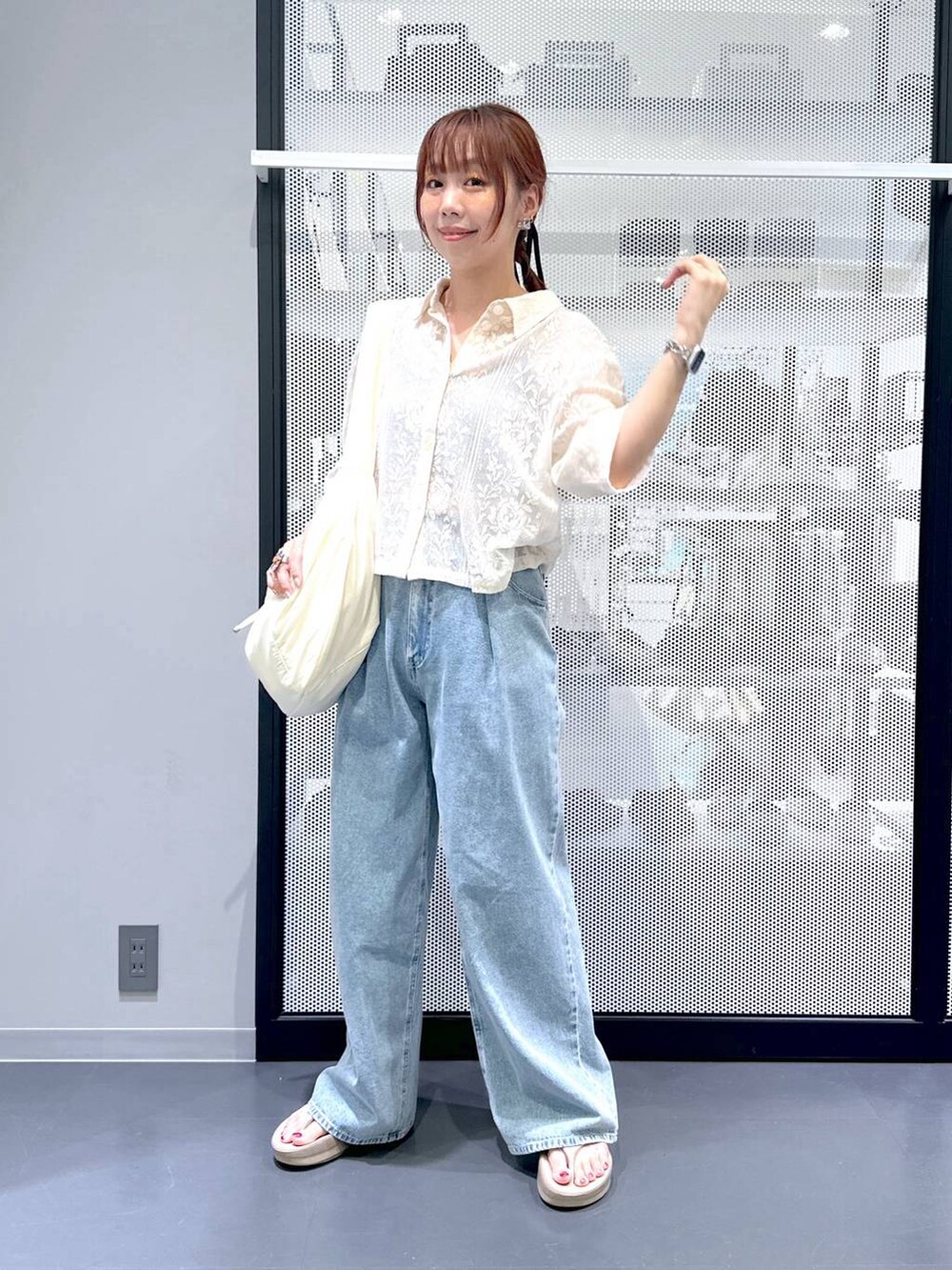 ベージュ系のシャツ/ブラウス、ブルー系のデニムパンツ、ホワイト系のショルダーバッグを着用したレディースの夏コーディネートの7枚目の写真