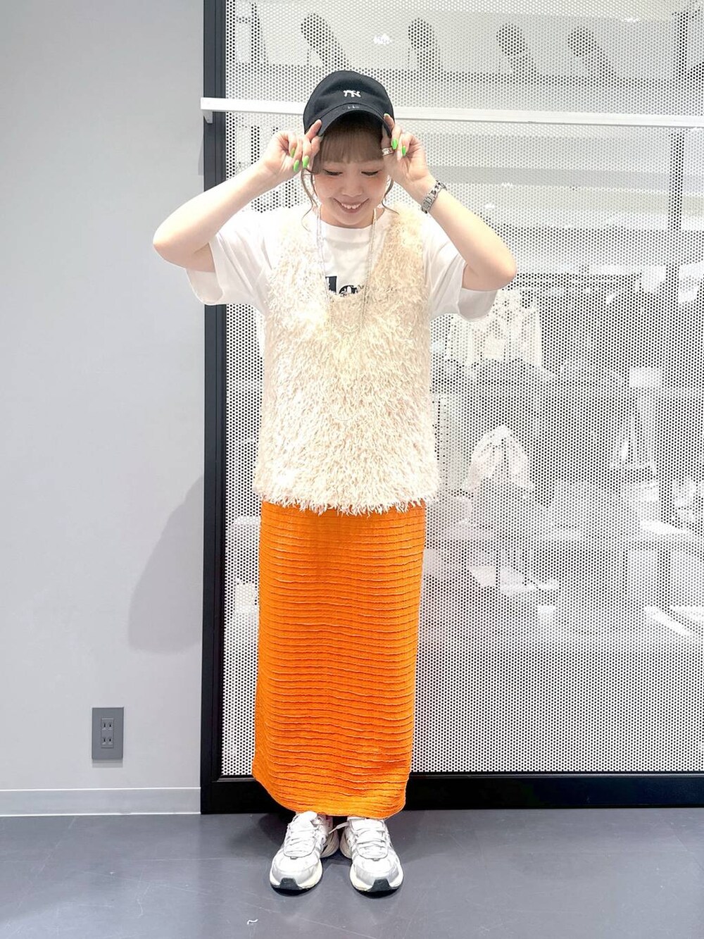 ブラック系のショルダーバッグ、ホワイト系のベスト、ホワイト系のTシャツ/カットソーを着用したレディースの春コーディネートの2枚目の写真