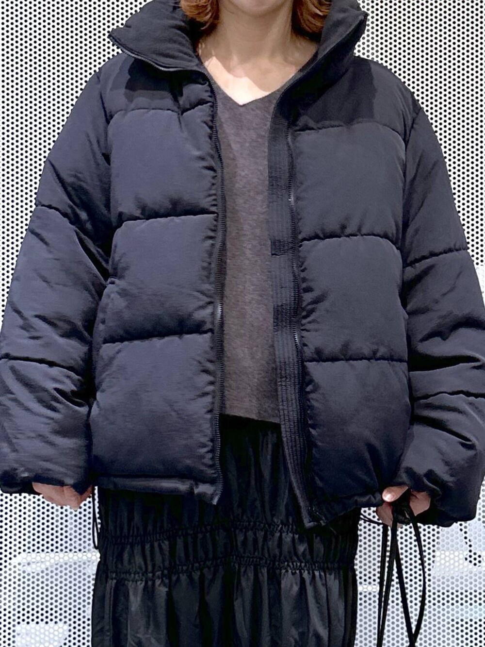 グレー系のニット/セーター、ブラック系のナイロンジャケット、ベージュ系のショルダーバッグを着用したレディースの冬コーディネートの4枚目の写真