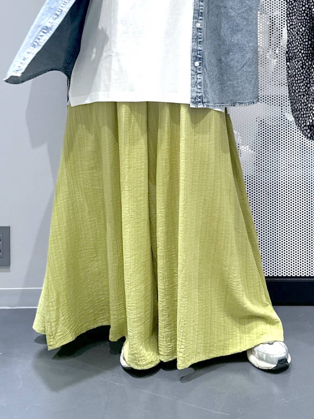 ブルー系のシャツ/ブラウス、ブラック系のトートバッグ、グリーン系のその他パンツを着用したレディースの春コーディネートの4枚目の写真