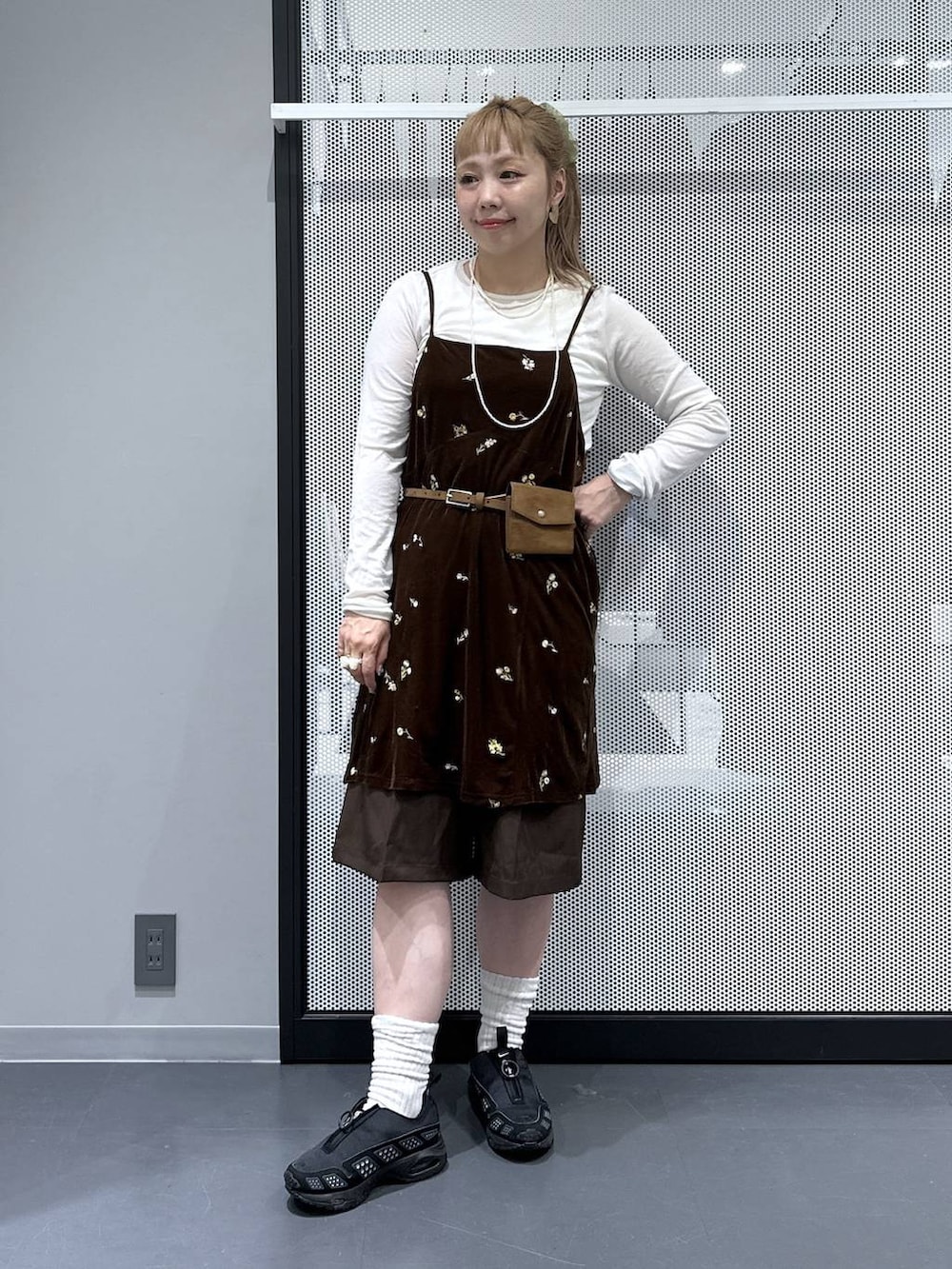 ブラウン系のその他パンツ、ブラウン系のワンピース、ホワイト系のTシャツ/カットソーを着用したレディースの秋コーディネートの3枚目の写真