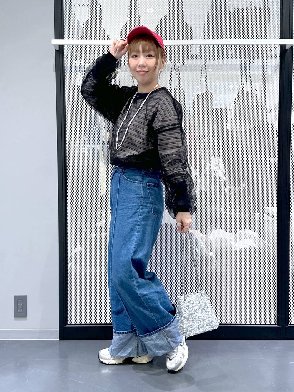 ブルー系のデニムパンツ、その他のショルダーバッグ、ブラック系のシャツ/ブラウスを着用したレディースの春コーディネートの6枚目の写真