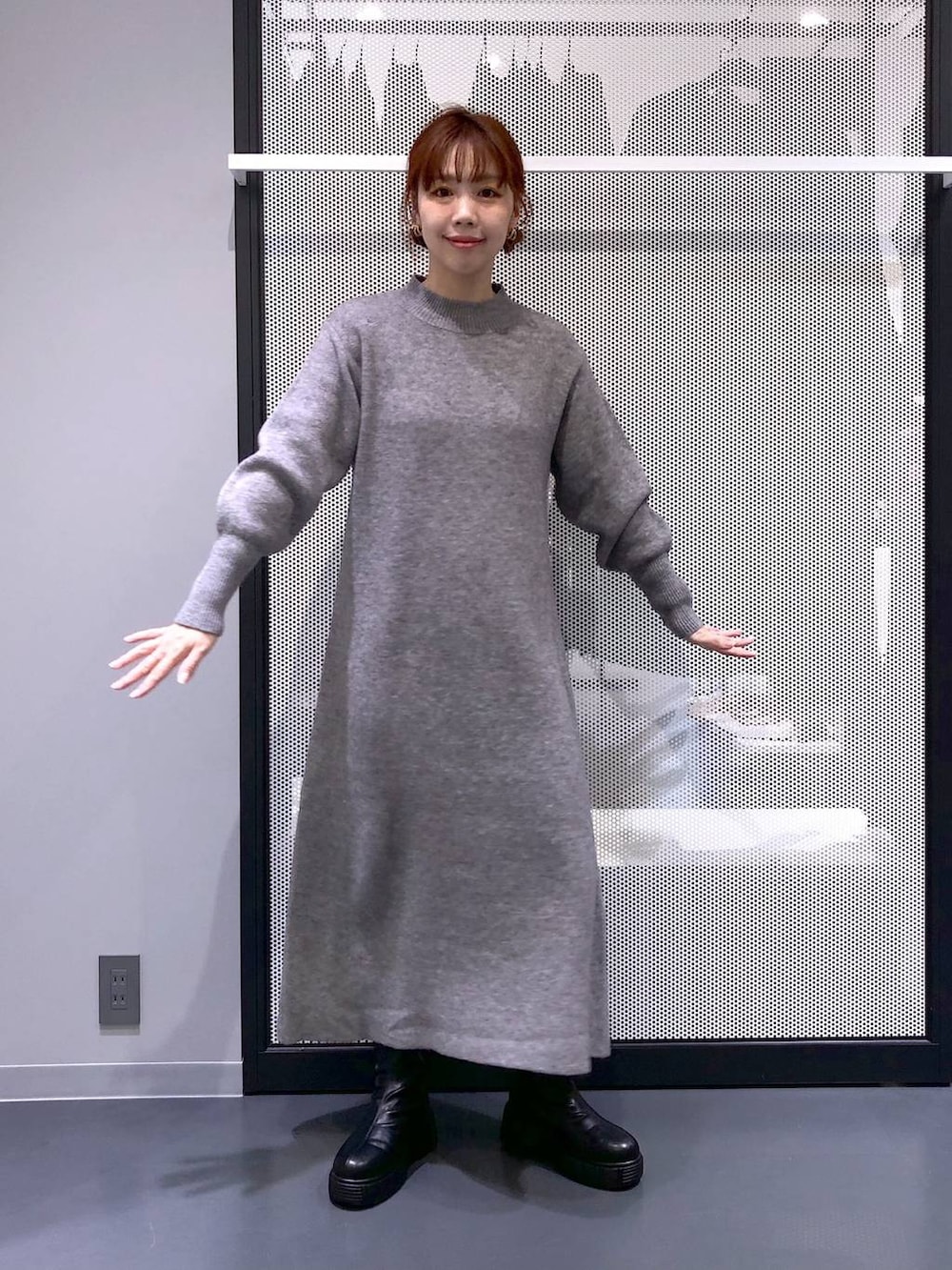 ブラック系のブーツ、シルバー系のショルダーバッグ、グリーン系のノーカラーコートを着用したレディースの冬コーディネートの2枚目の写真