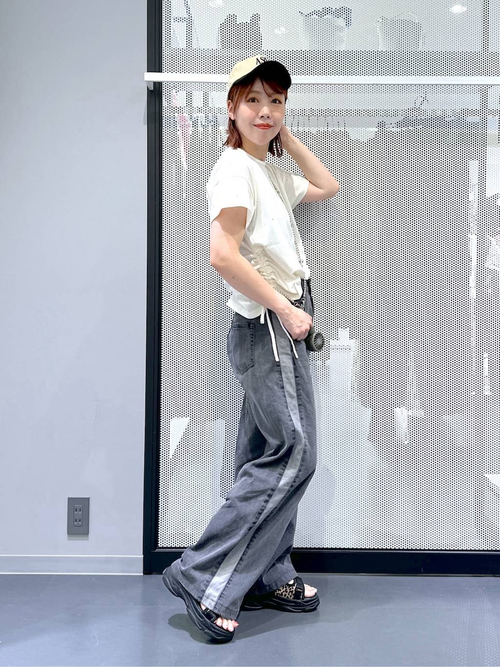 その他のサンダル、ブラック系のデニムパンツ、ホワイト系のTシャツ/カットソーを着用したレディースの夏コーディネートの2枚目の写真