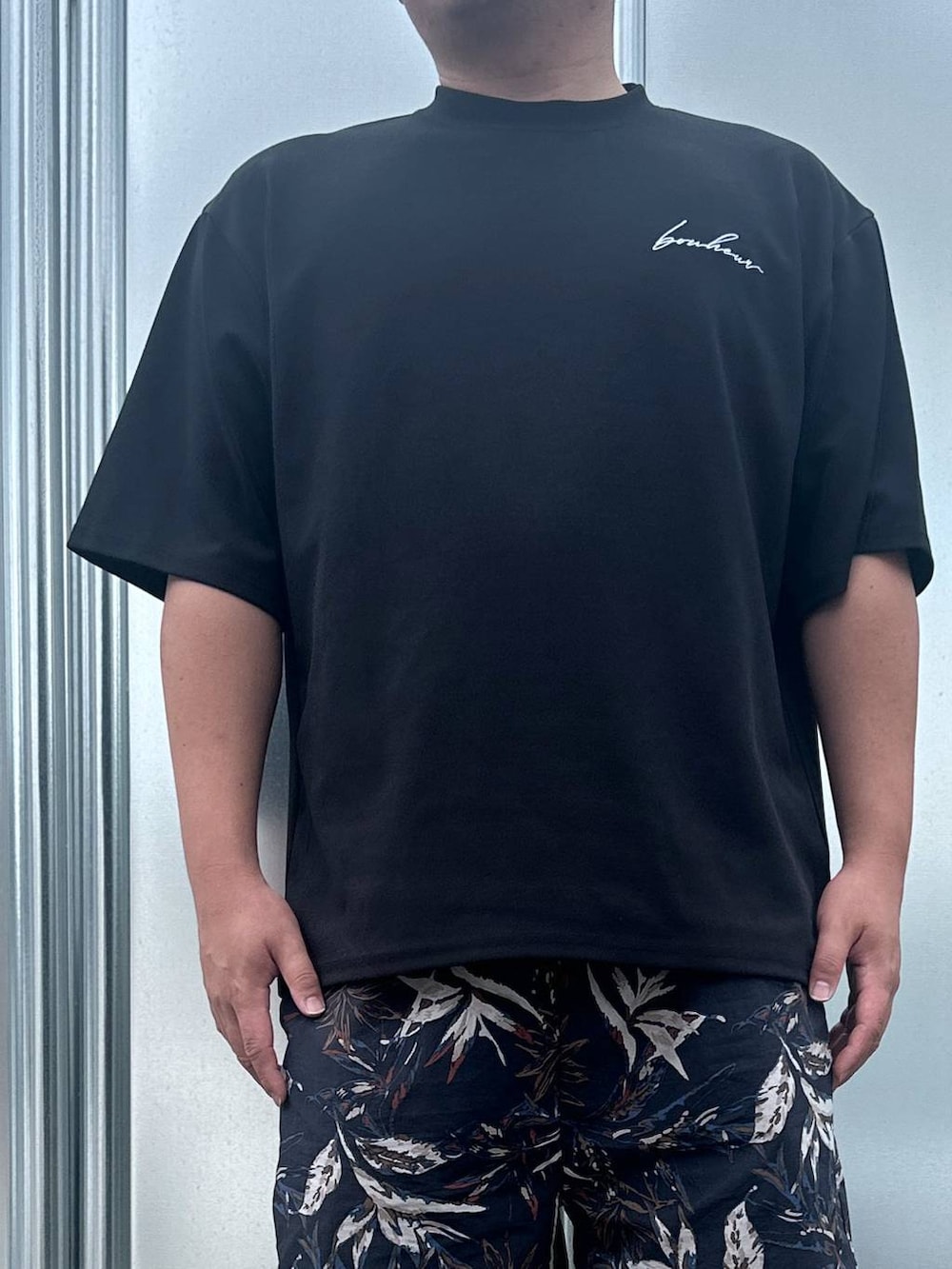 ブルー系のその他パンツ、ブラック系のTシャツ/カットソー、グレー系のスニーカーを着用したメンズの春コーディネートの3枚目の写真