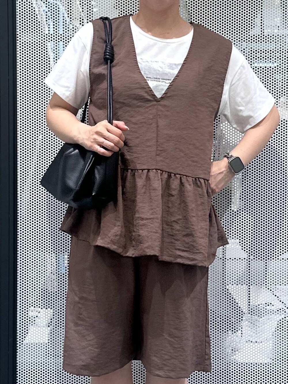 ホワイト系のTシャツ/カットソー、ブラック系のショルダーバッグ、ブラウン系のその他パンツを着用したレディースの夏コーディネートの3枚目の写真