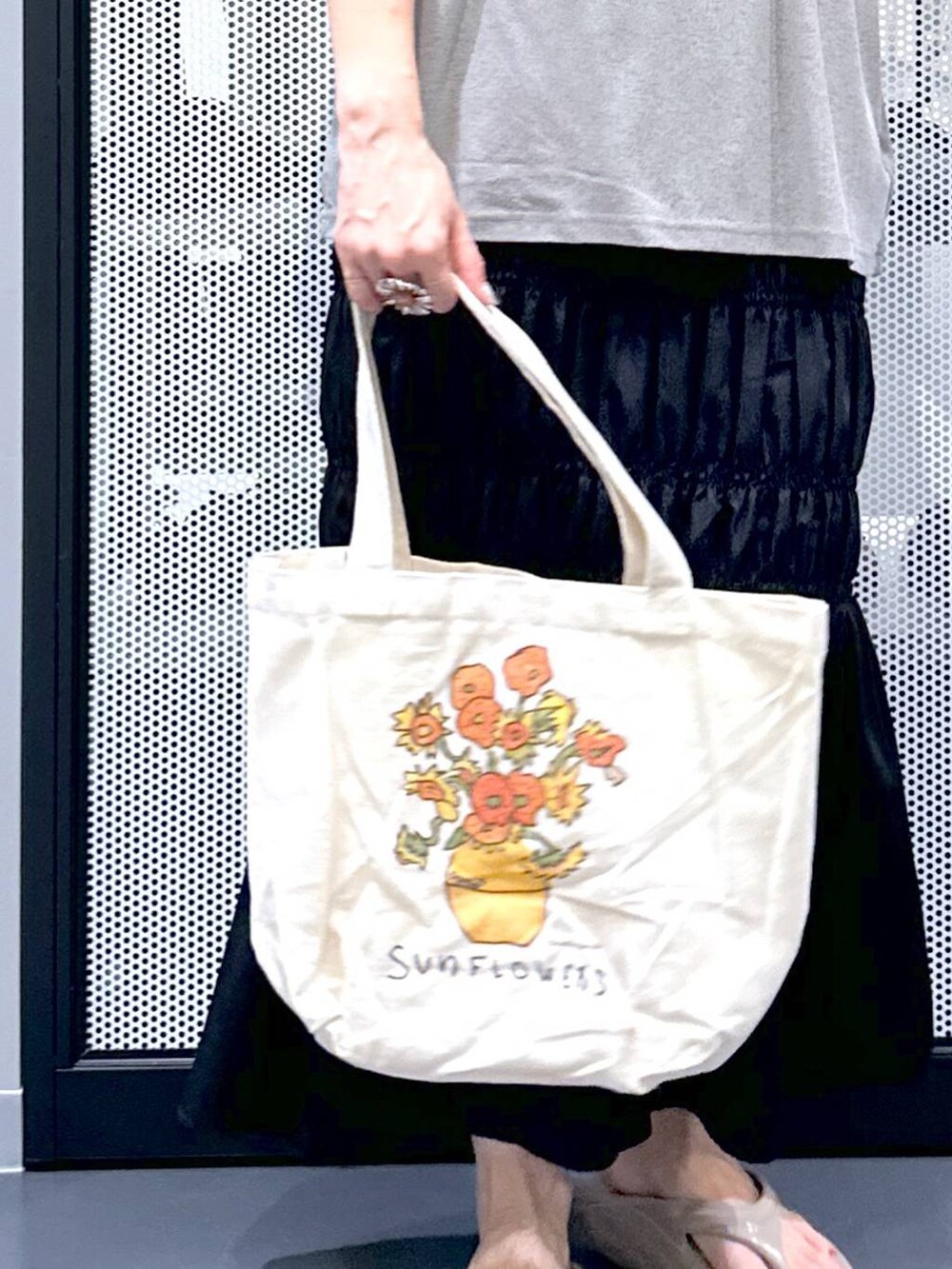 ホワイト系のベスト、ブラック系のスカート、その他のエコバッグ/サブバッグを着用したレディースの夏コーディネートの7枚目の写真