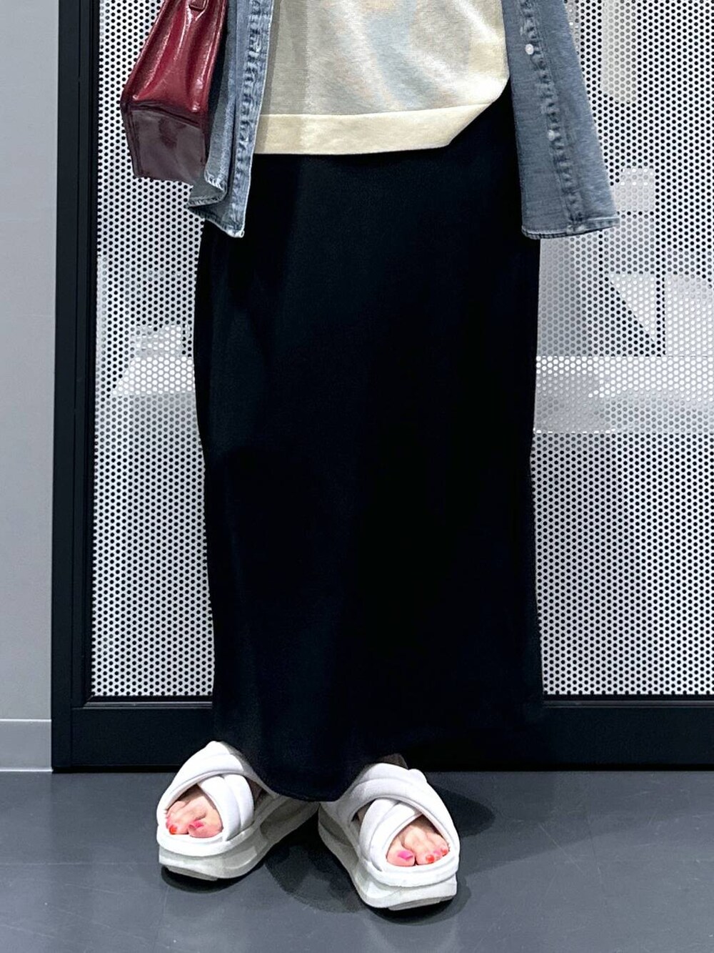 ブラック系のスカート、ブルー系のシャツ/ブラウス、レッド系のショルダーバッグを着用したレディースの夏コーディネートの5枚目の写真