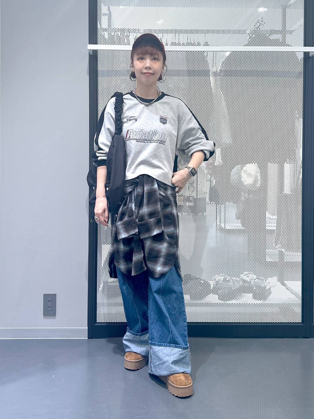 ブラック系のショルダーバッグ、ブルー系のデニムパンツ、ブルー系のシャツ/ブラウスを着用したレディースの秋コーディネートの5枚目の写真