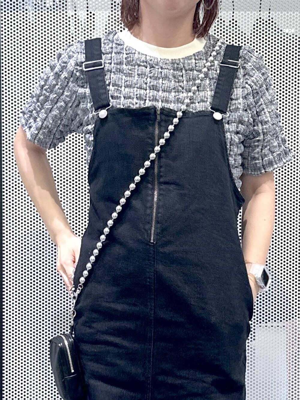 グレー系のジャンパースカート、ブラック系のサンダル、その他のTシャツ/カットソーを着用したレディースの夏コーディネートの6枚目の写真