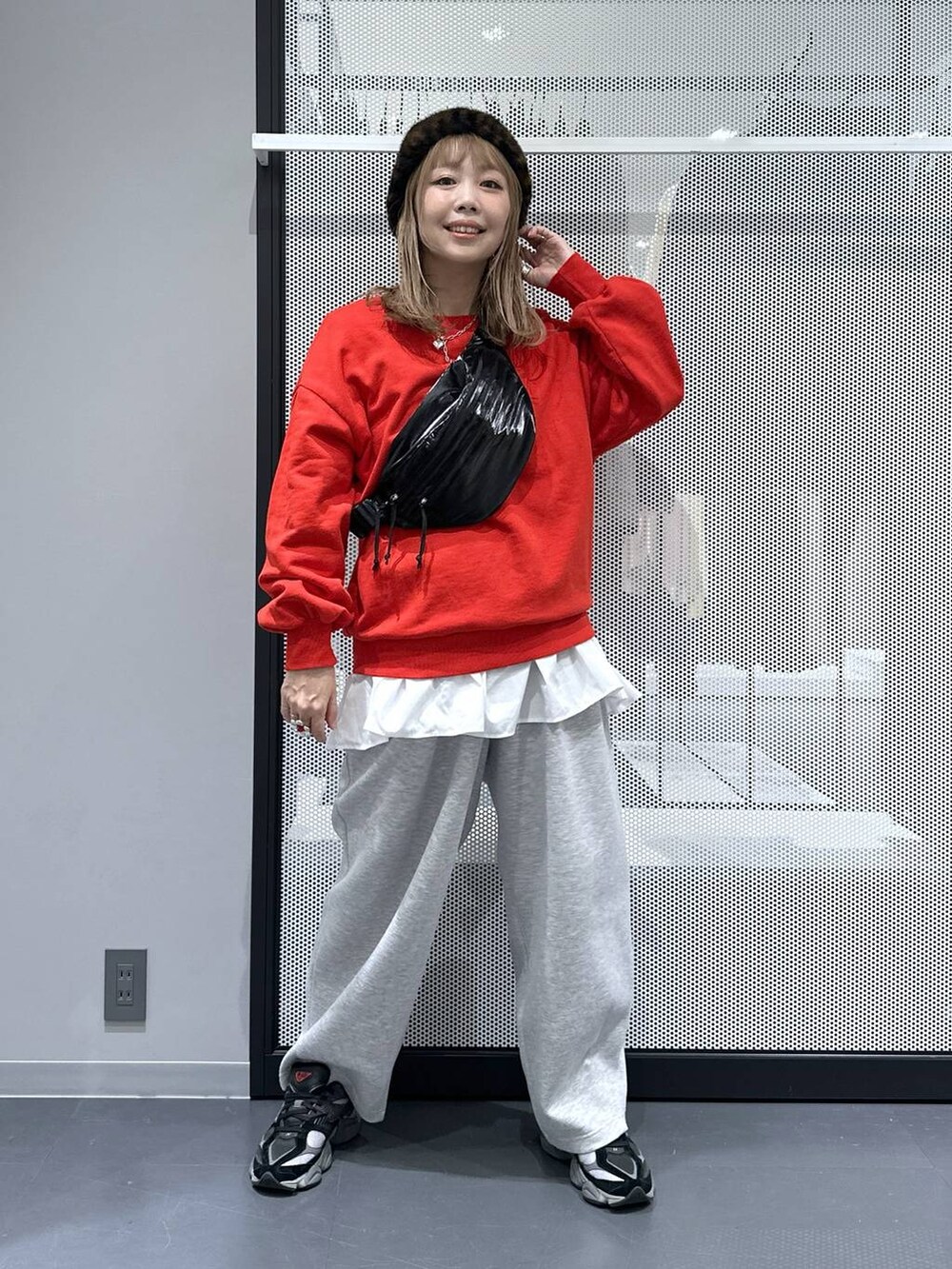 ブラック系のボディバッグ/ウエストポーチ、ブラック系のブルゾン、ホワイト系のTシャツ/カットソーを着用したレディースの冬コーディネートの4枚目の写真