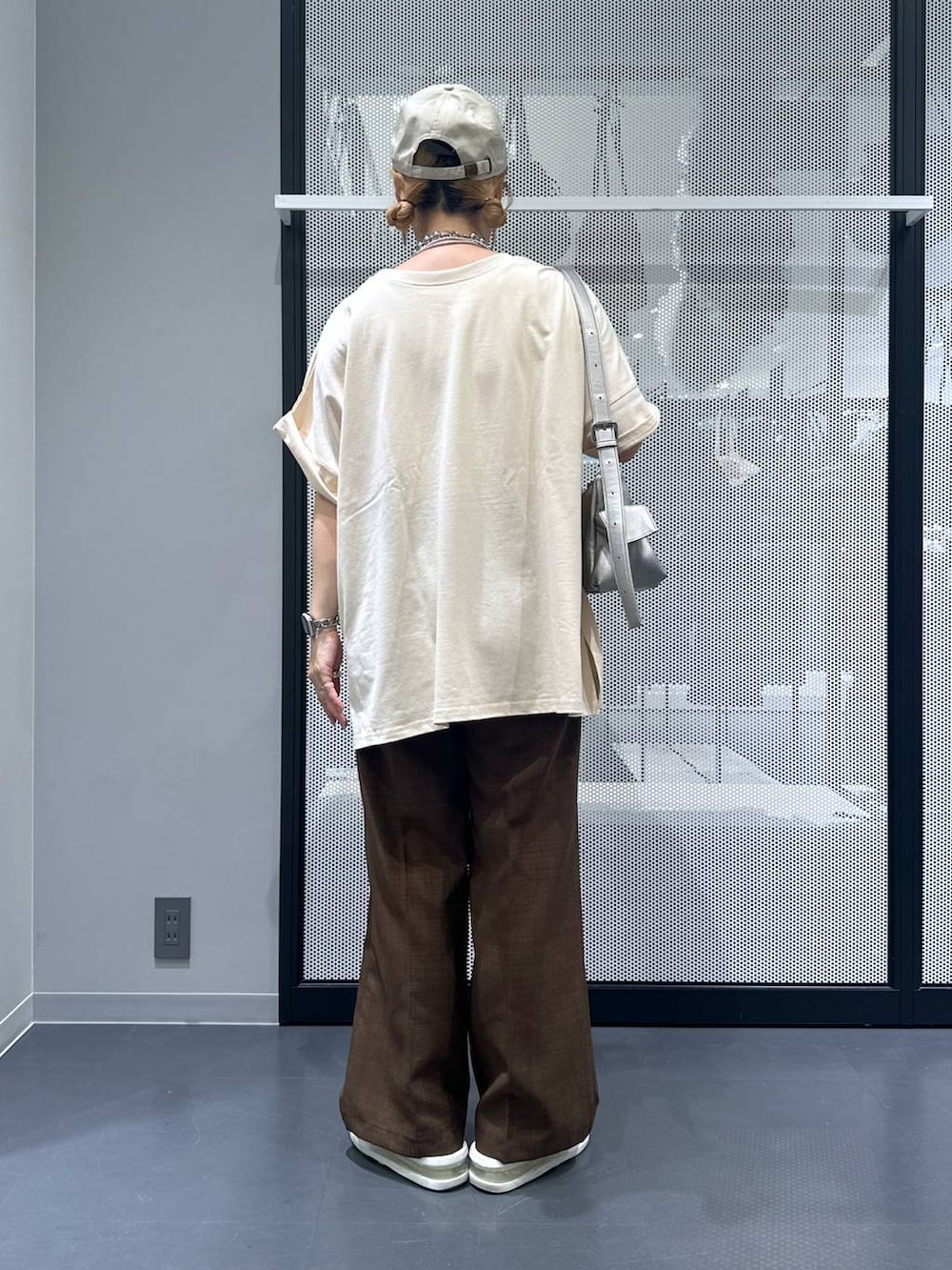 その他のショルダーバッグ、ブラウン系のその他パンツ、シルバー系のデジタル腕時計を着用したレディースの夏コーディネートの4枚目の写真