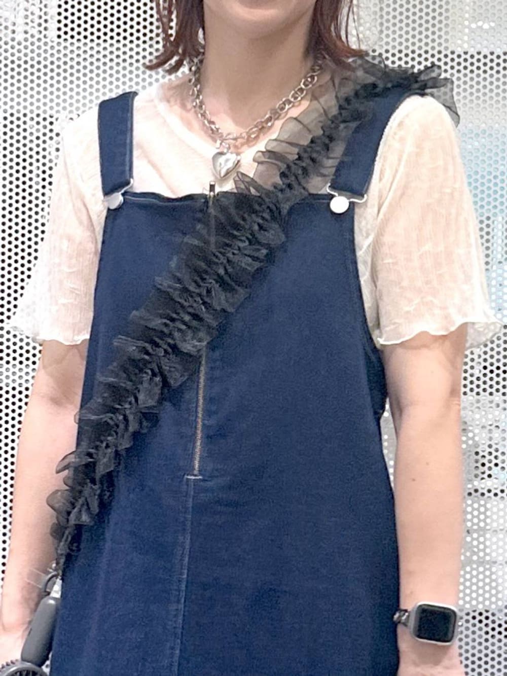 ブルー系のジャンパースカート、ブラック系のサンダル、ベージュ系のTシャツ/カットソーを着用したレディースの夏コーディネートの6枚目の写真