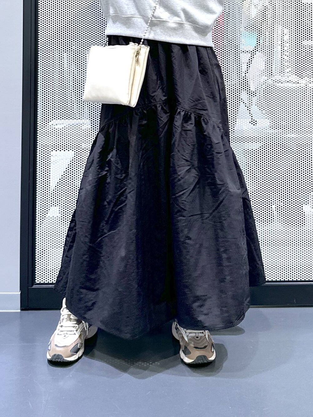 ブラウン系のスニーカー、ホワイト系のショルダーバッグ、その他のニット/セーターを着用したレディースの冬コーディネートの6枚目の写真