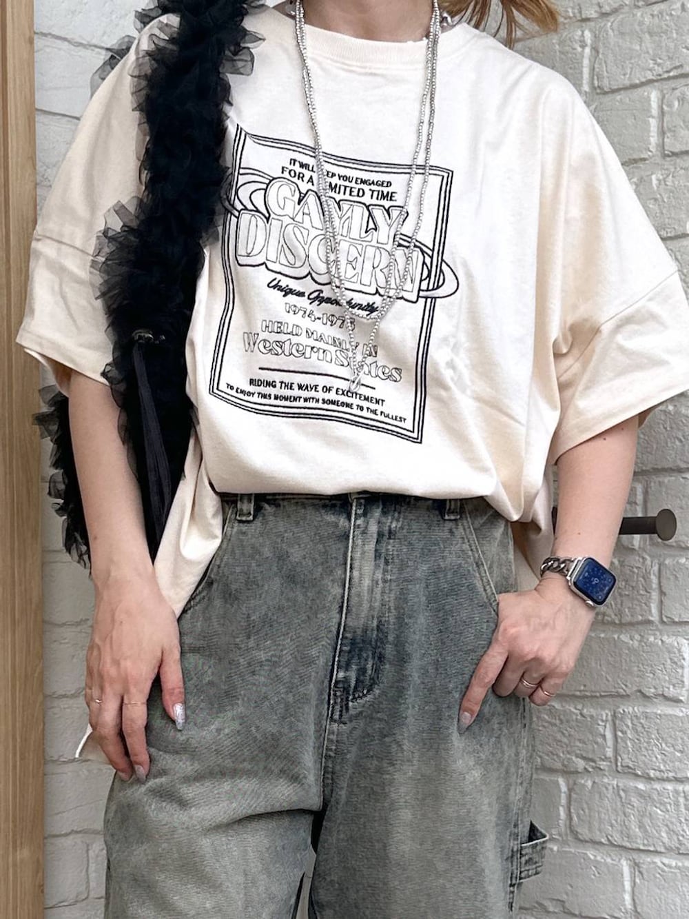 ブラック系のショルダーバッグ、ホワイト系のサンダル、その他のデニムパンツを着用したレディースの夏コーディネートの4枚目の写真