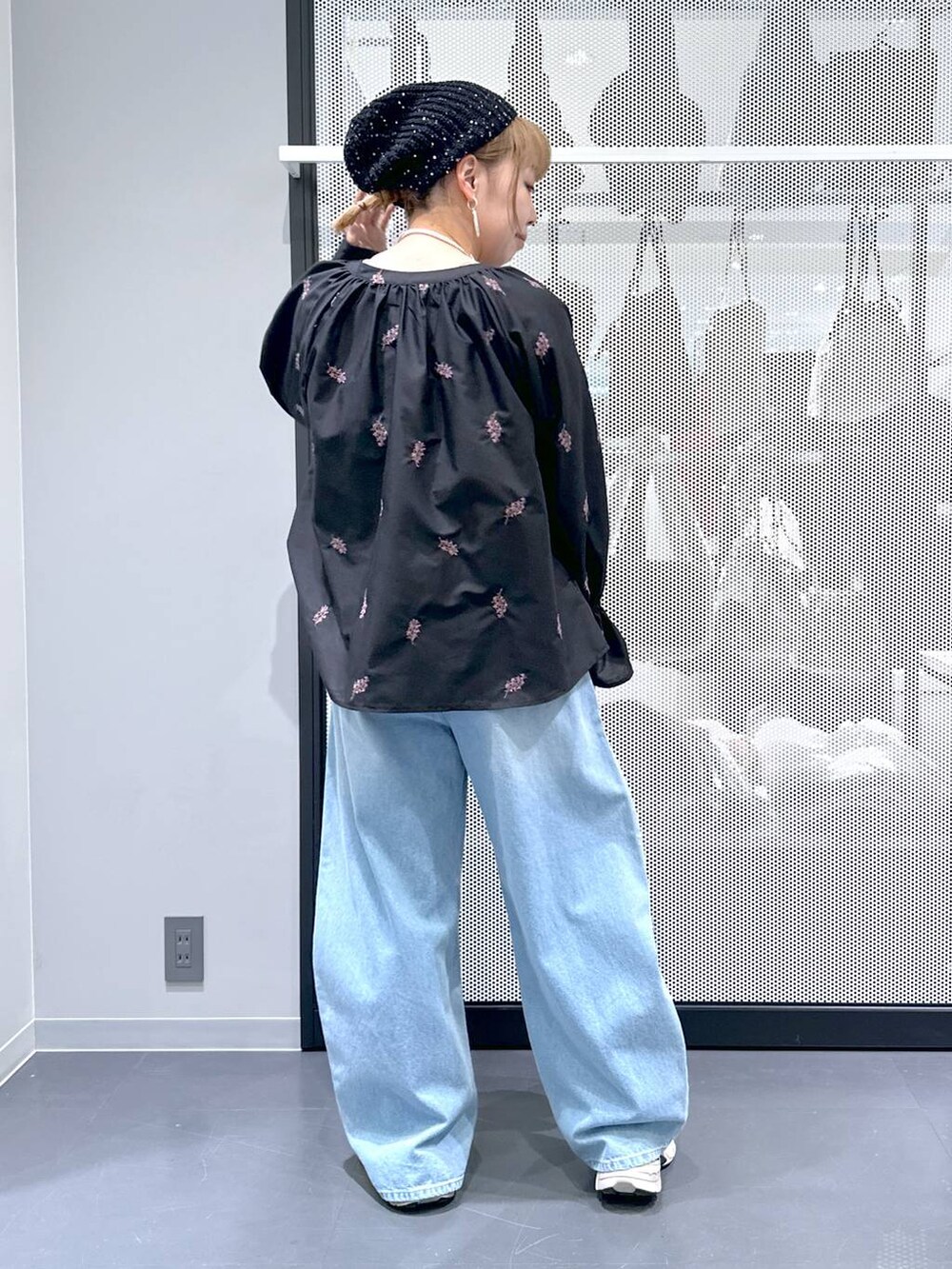 ブルー系のデニムパンツ、その他のショルダーバッグ、ブラック系のシャツ/ブラウスを着用したレディースの春コーディネートの4枚目の写真