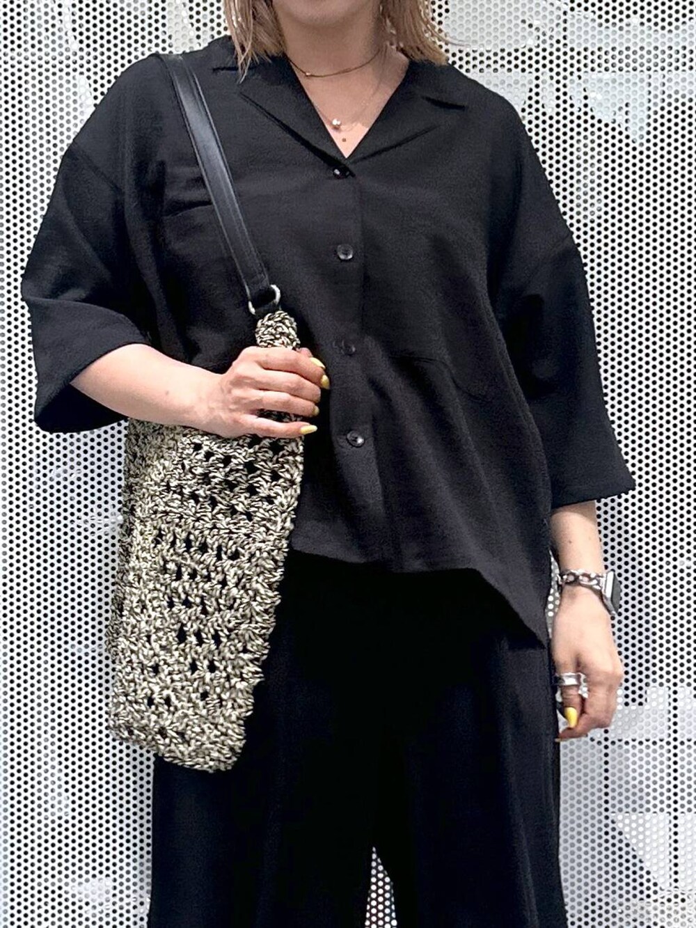 ブラック系のトートバッグ、ブラック系のその他パンツ、ブラック系のシャツ/ブラウスを着用したレディースの春コーディネートの3枚目の写真